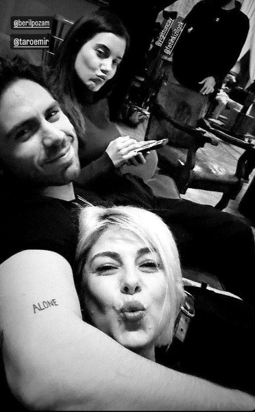 Непријатељи само у серији: звезде "Кингфисхера" поделиле су слатке фотографије иза кулиса са снимања