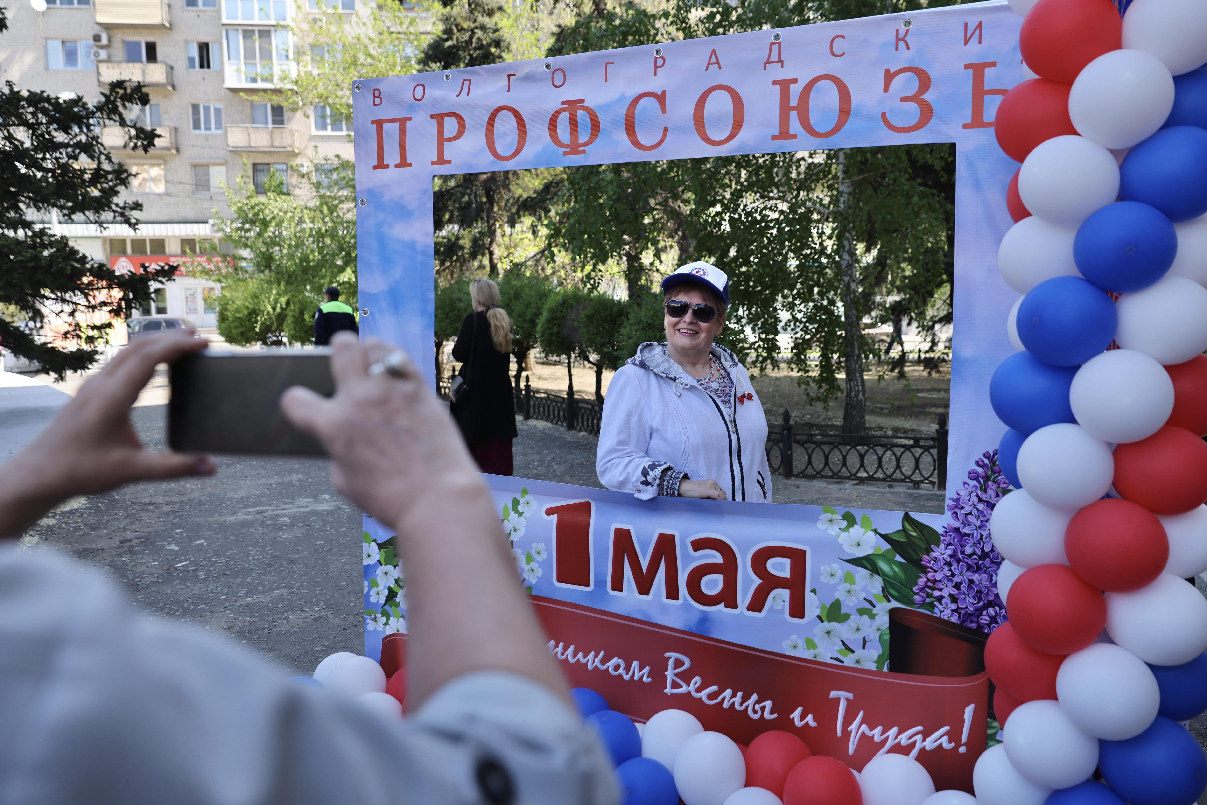В центре Волгограда скромно отметили Первомай. Смотрим, как это было