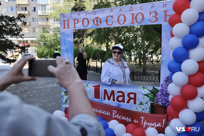 Фото с митинга на память — обязательно! | Источник: Алексей Волхонский / V1.RU