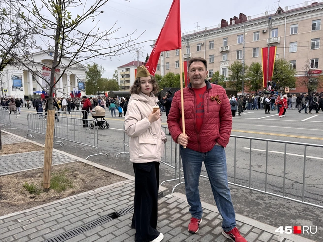 Многие были со знаменем Победы | Источник: Юлия Король /45.RU