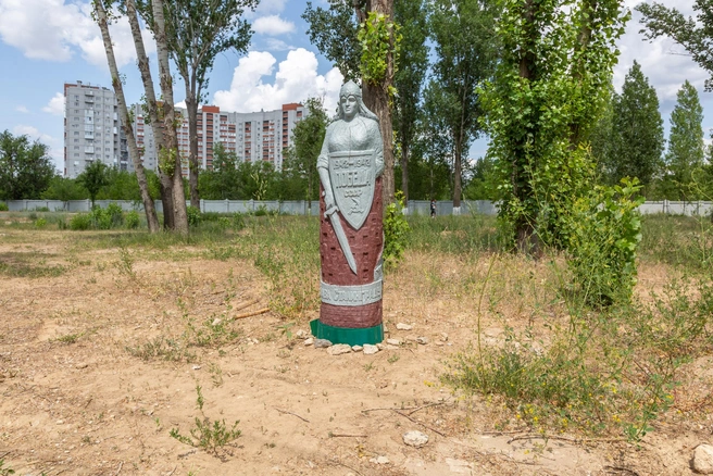 Деревянная скульптура практически незаметна со стороны проспекта Жукова | Источник: Константин Завриков / V1.RU