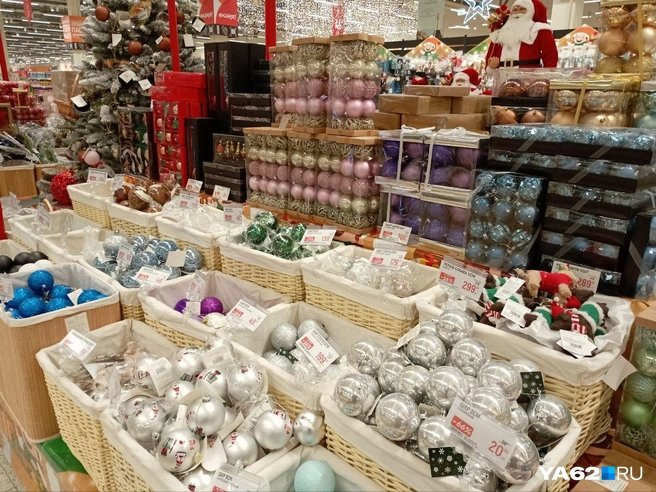 Украшения для праздника в рязанских магазинах есть на любой вкус и кошелек | Источник: Анастасия Фокина / YA62.RU