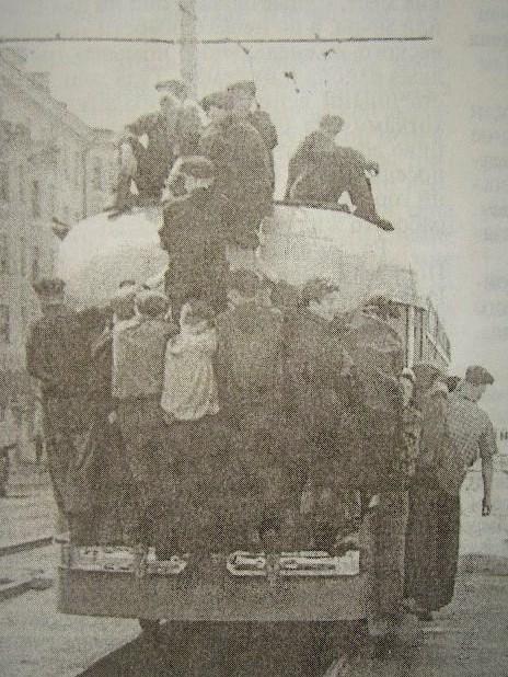 Вагоны деревянные, а двери закрывали пассажиры: вы удивитесь, какими были первые трамваи в Краснояр…