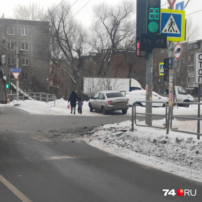 Одна машина остановилась на пешеходной дорожке… | Источник: читатель 74.RU