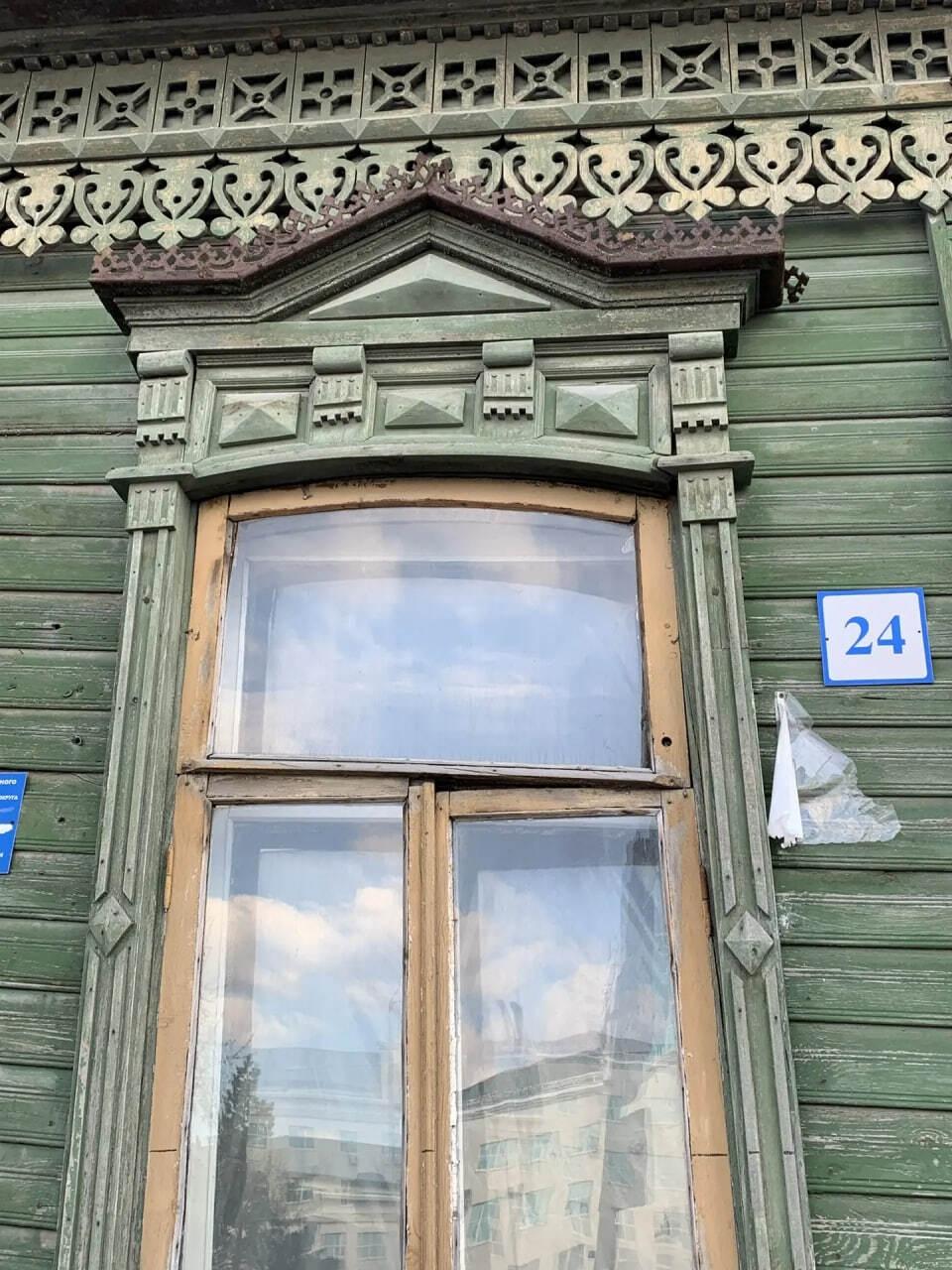 Реставрацию исторического здания с уникальной резьбой в центре Тюмени поставили на паузу