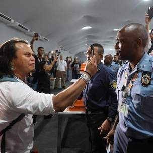 «Наши леса не продаются»: на саммит ООН по климату ворвались представители коренных народов