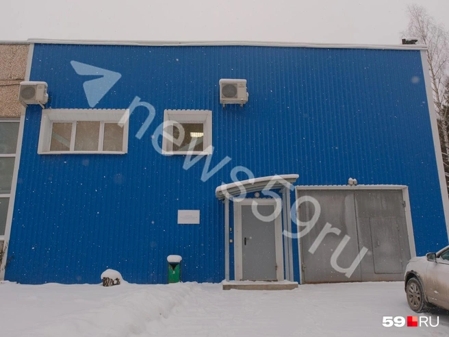 По словам нашего корреспондента, взрыв произошел в синем здании лаборатории рядом с корпусом аэрокосмического факультета | Источник: Тимофей Калмаков / 59.RU