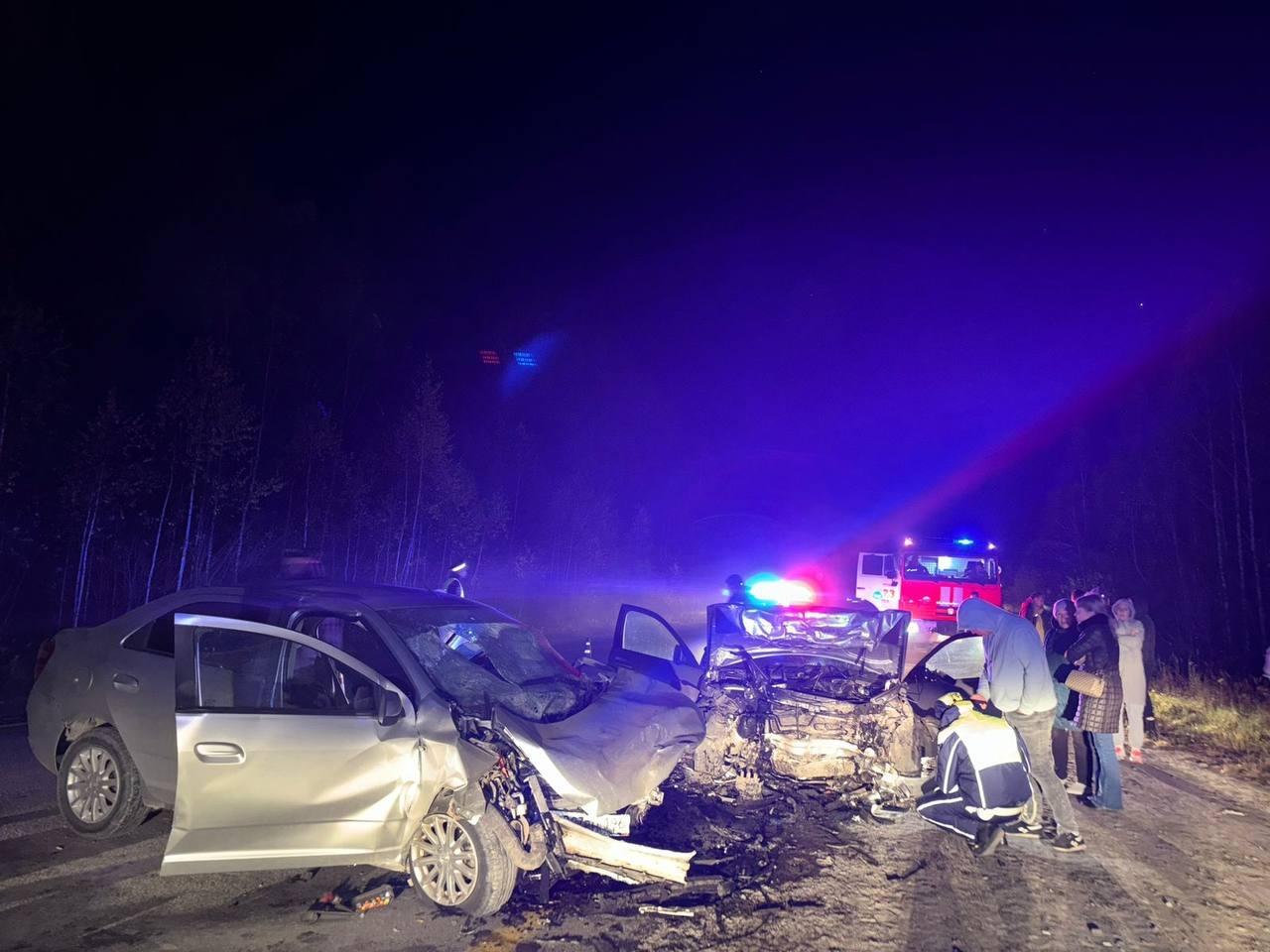 На Урале Mercedes внезапно вылетел на встречку. Погибли двое человек