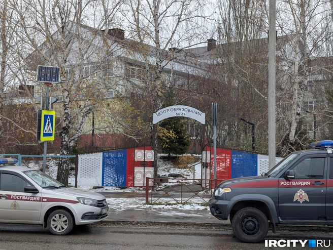 Возле входа дежурят патрули Росгвардии | Источник: Алина Ринчино / «ИрСити»