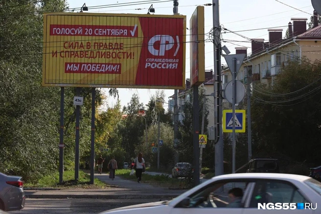 На плакате&nbsp;— слоган из фильма «Брат-2» | Источник: Евгений Софийчук / NGS55.RU 