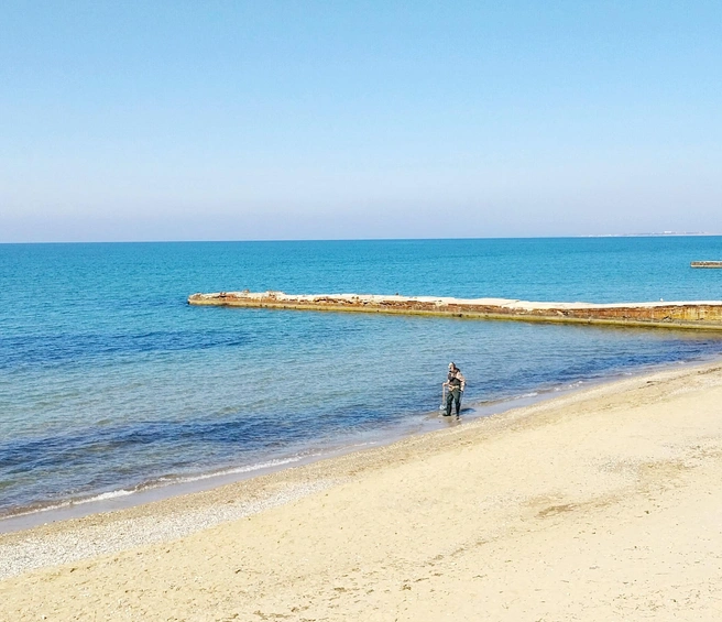 К счастью, весной 2026 года в прибрежных водах крымских пляжей ищут не мазут или другие продукты нефтепереработки, а драгоценности или монеты, которые могло выбросить на мелководье штормами | Источник: Александра Сотникова / MSK1.RU