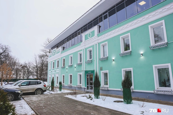 Дом увеличили, надстроив стеклянную часть. Из-за данной пристройки тоже были жаркие споры, которые дошли до суда | Источник: Алёна Косточкина