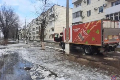 Грузовик насмерть сбил мужчину на тротуаре в Волгограде
