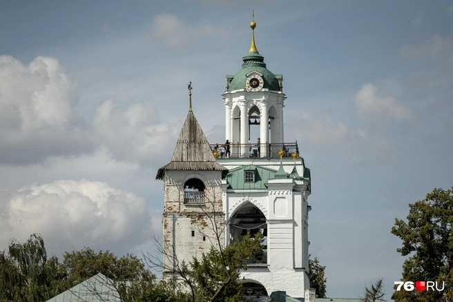 Глянешь в одну сторону — звонница Спасо-Преображенского монастыря | Источник: Александр Куренной / 76.RU