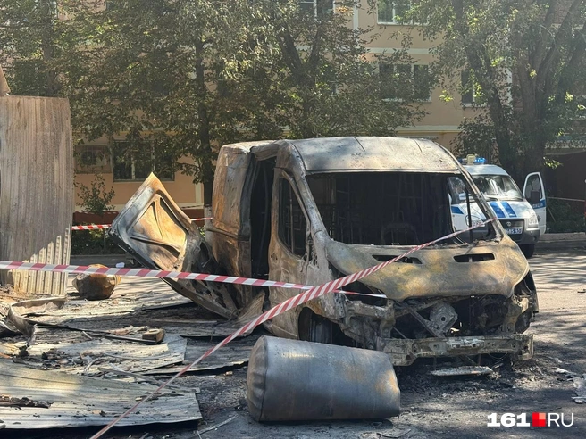 Вот с этого фургона и начался пожар. Алексей Рыжиков поставил горящую машину у здания, где пункт выдачи заказов. Пытался потушить, но не справился и сбежал | Источник: Марина Рыбалкина / 161.RU