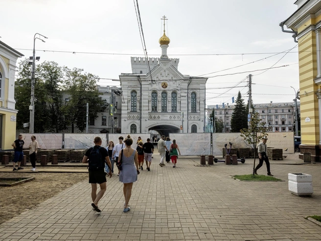 На улице часто гуляют туристы и жители города | Источник: Александр Куренной / 76.RU