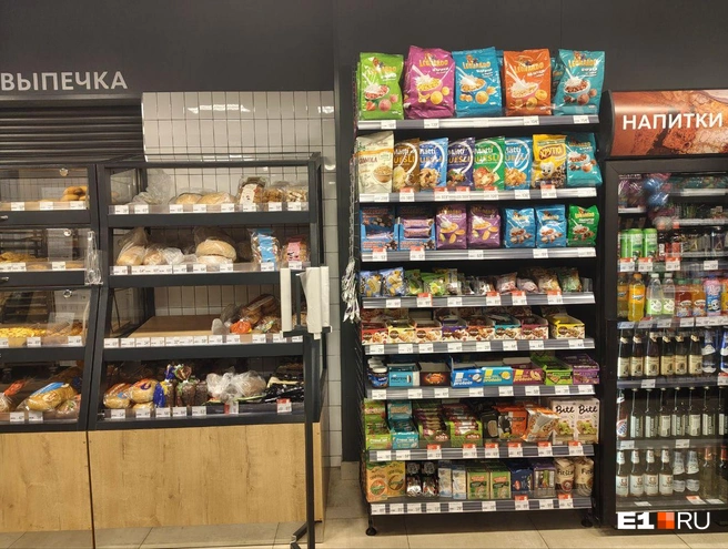 В магазинах сети много товаров от собственных торговых марок, но есть и продукция местных производителей | Источник: Анастасия Никифорова / E1.RU