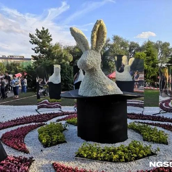 Еще одна оригинальная экспозиция&nbsp;— цветочный белоснежный кролик в огромной шляпе в окружении зеркал | Источник: Елена Латыпова / NGS55.RU