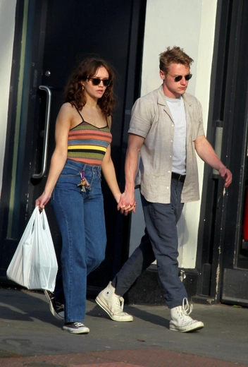 Бен Харди и Оливия Кук в Лос-Анджелесе | marieclaire.ru