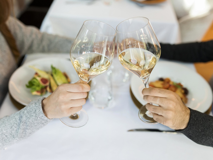 Столовый этикет: как правильно подбирать бокалы под вино