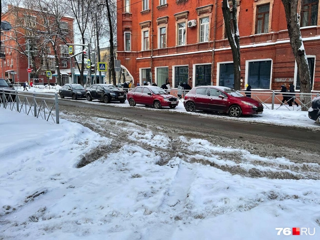 Обочина на Пушкина сочетает в себе кашу и свежий снежок | Источник: Кирилл Поверинов / 76.RU