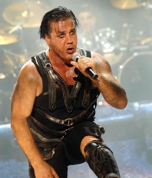 Что известно о деле солиста Rammstein Тилля Линдеманна, которого обвинили в изнасиловании