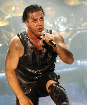 Что известно о деле солиста Rammstein Тилля Линдеманна, которого обвинили в изнасиловании