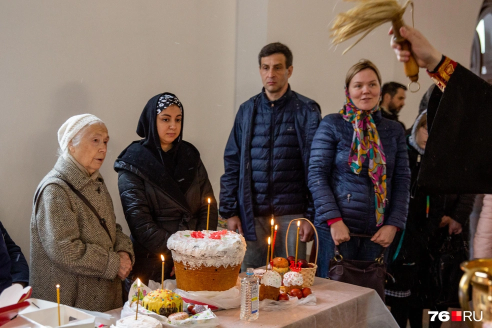 В храме собрались люди всех возрастов | Источник: Кирилл Поверинов