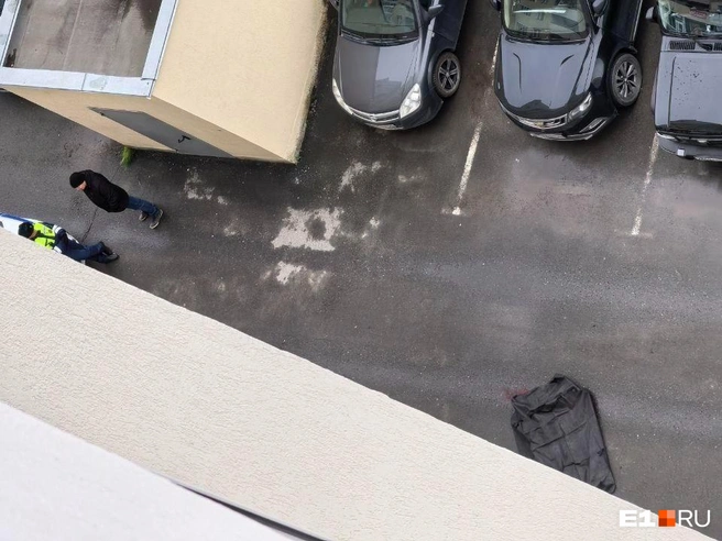 «Лужа крови». В Екатеринбурге под окнами многоэтажки нашли тело человека | Источник: читательница E1.RU
