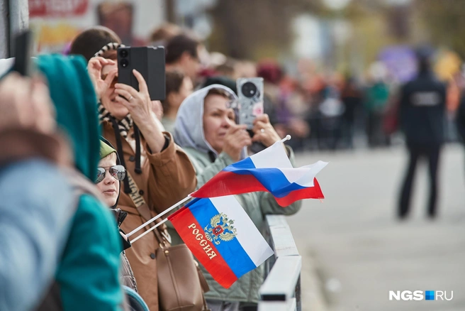 Горожане принесли с собой флаги и снимали репетицию на камеры телефонов | Источник: Александр Ощепков / NGS.RU