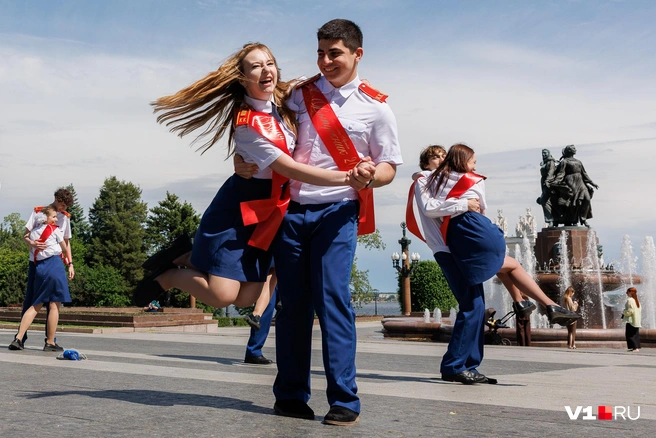 Вальс у школы — это одно, но настоящая энергия рождается в спонтанных танцах на набережной | Источник: Алексей Волхонский / V1.RU