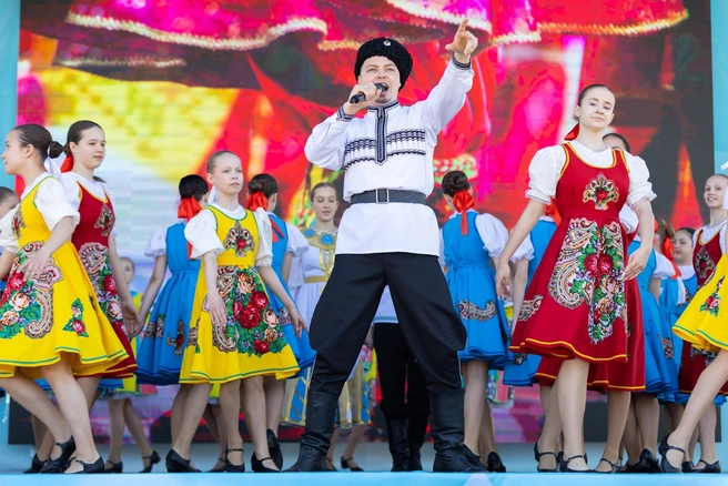 Для горожан выступили национальные коллективы города | Источник: администрация Сургута