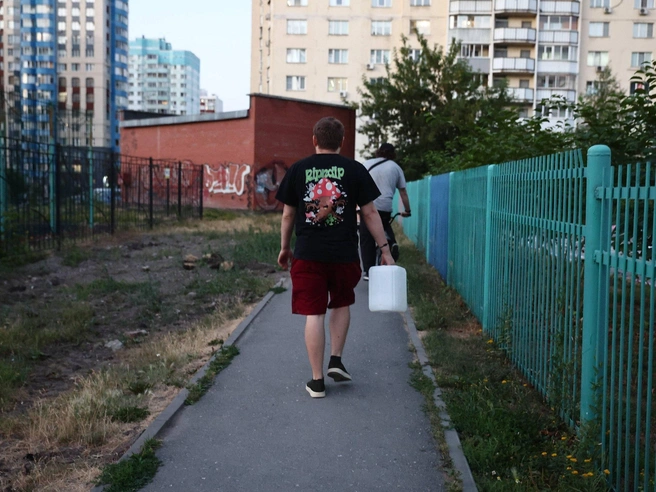 Воду набирают в канистры, вёдра и бутылки | Источник: Александр Ощепков / NGS.RU