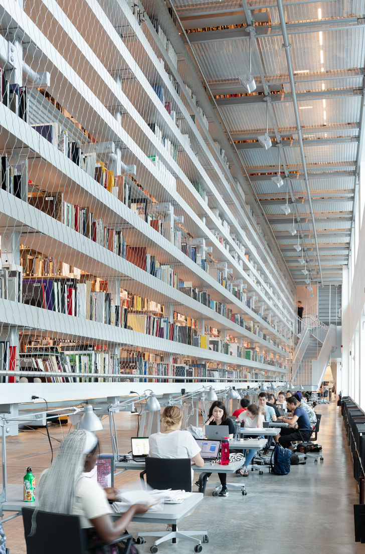 Библиотека с подвесными стеллажами Корнелльском университете (фото 8)