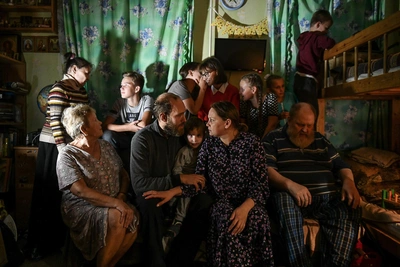 Семья с семью детьми переехала из аварийного барака в новую квартиру