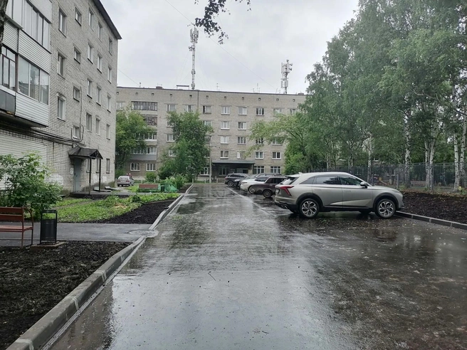 На улице Социалистической, 10а провели асфальтирование на проездах и тротуарах, обустроили парковку | Источник: Наталья Мельник