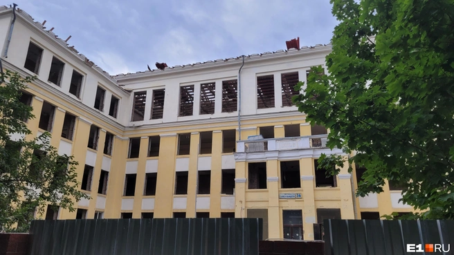 На время ремонта учеников распределят по другим школам города | Источник: Александр Ашбель / E1.RU