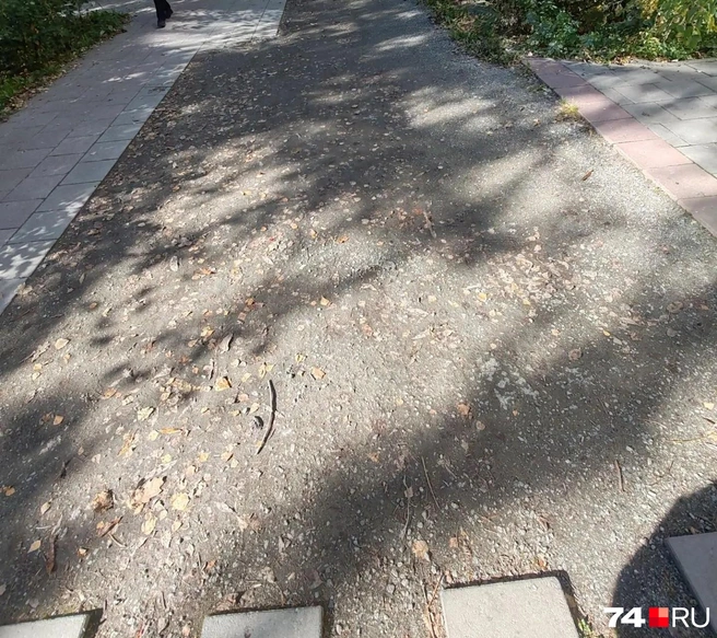 Контракт с подрядчиком расторгли, на тротуаре остались вот такие проплешины | Источник: читатель 74.RU