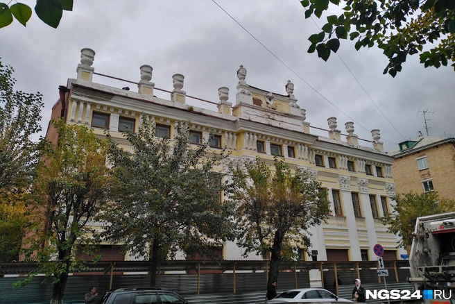 А так Дом просвещения выглядел в 2022 году со строительным забором  | Источник: Мария Антюшева / NGS24.RU 