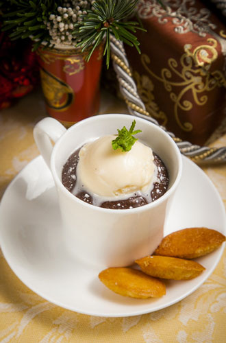 Фото №2 - Горячий кофейный флан с малиной и ванильным мороженым