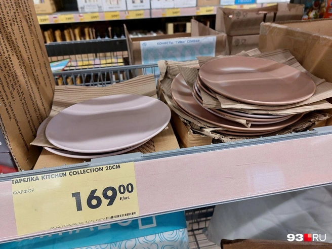 Тарелки, напоминающие те, что были в IKEA | Источник: Екатерина Железнова / 93.RU