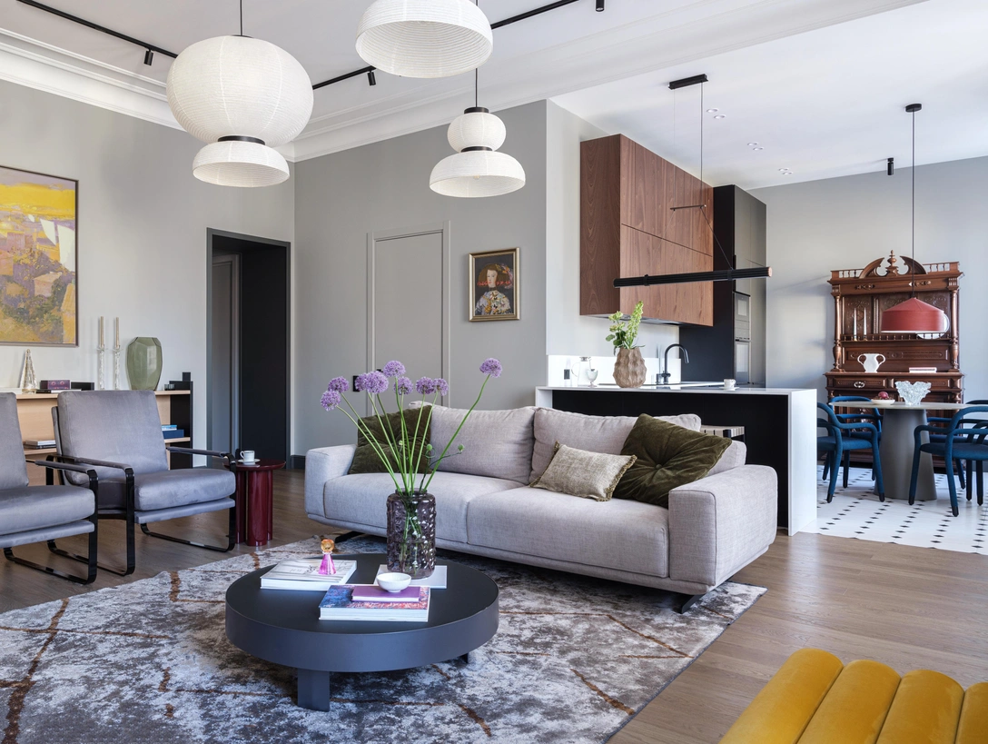 Диван, SK Design. Кресла, Bontempi. Журнальный стол, Bonaldo. Потолочные подвесы, &Tradition. Ковер, Dantone home. Приставной столик, &Tradition. Подвесной свет над кухонной столешницей, Aromas del campo. Картина над стеллажом «Вечер», К. Поляков. Картина рядом с кухней «Инфанта», К. Поляков. | Источник: Михаил Степанов. Стиль: Алла Катанович