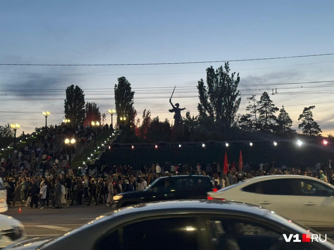 По словам очевидцев, некоторые даже теряли сознание в толпе на Мамаевом кургане | Источник: Елена Рублева / V1.RU