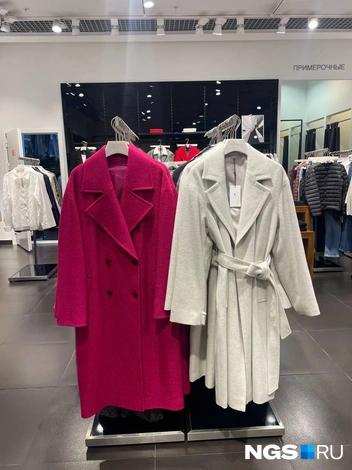 Яркое двубортное пальто или халат?  | Источник: Алёна Золотухина / NGS.RU 