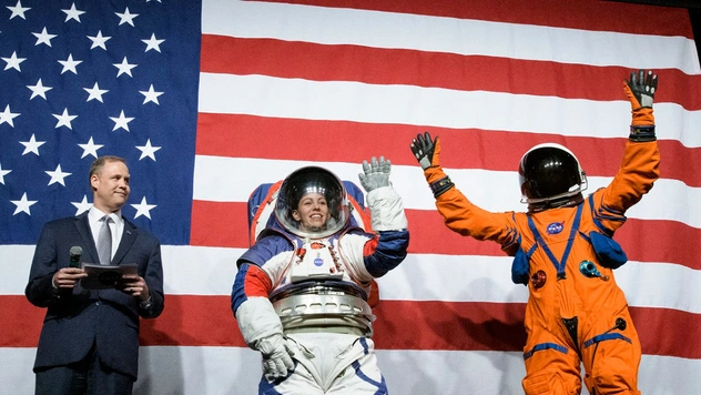 В NASA показали новые скафандры для полета на Луну и Марс (фото и видео)