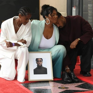 «Черная пантера» Чедвик Боузман посмертно удостоен звезды на Аллее славы. Майкл Б. Джордан и Виола Дэвис почтили его память