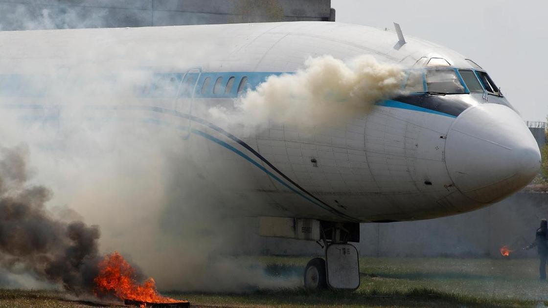 Boeing 787 упал на жилые дома — в самолете было 242 человека