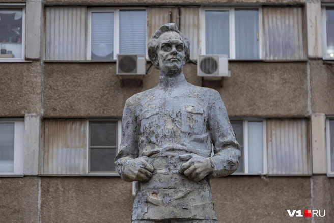 Внешним видом скульптуры можно пугать нервных людей, но районные власти и городскую администрацию это, видимо, вполне устраивает | Источник: Константин Завриков / V1.RU