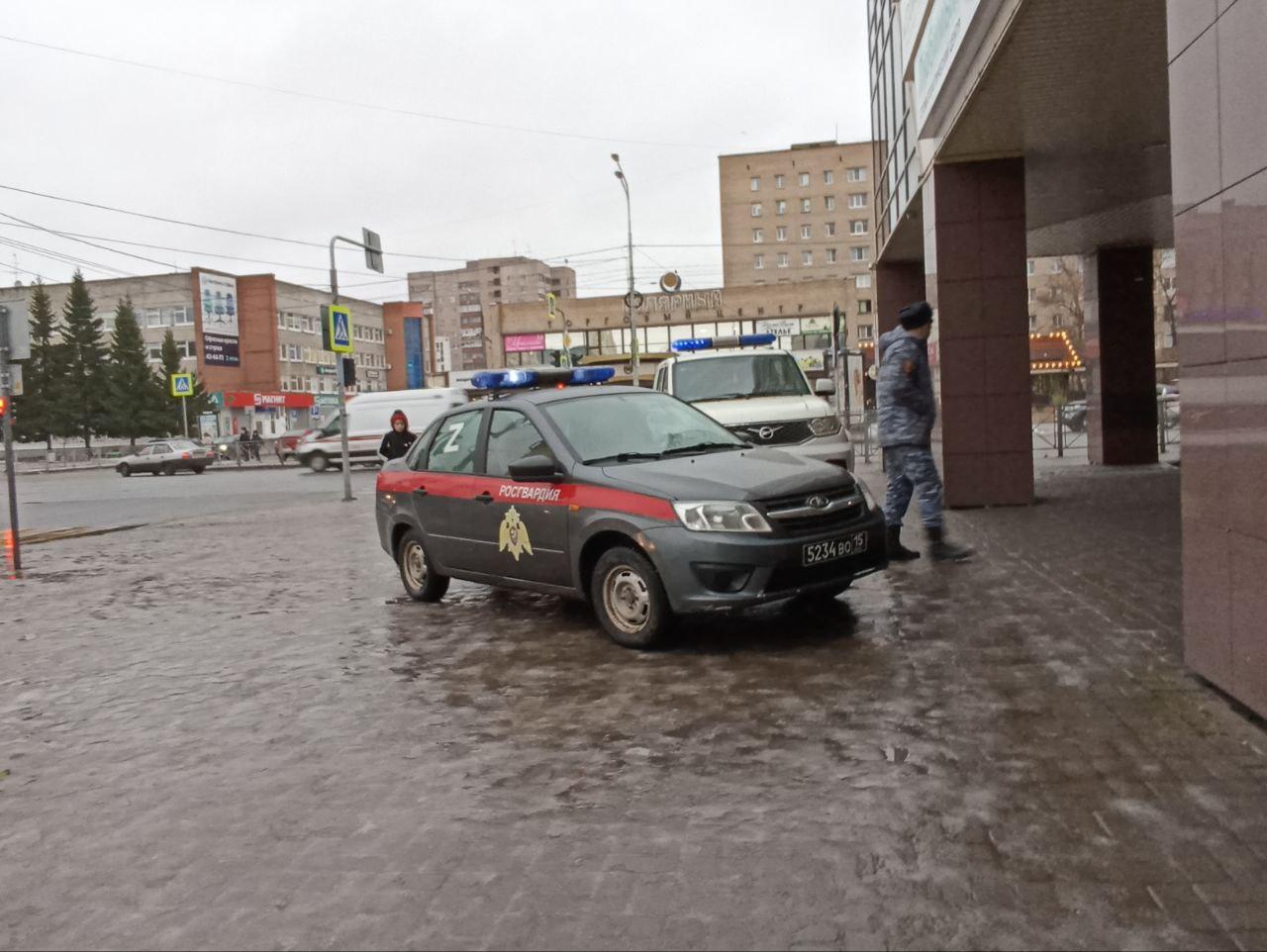 «Вели парня в наручниках»: у торгового центра в Архангельске стоят полицейские машины 