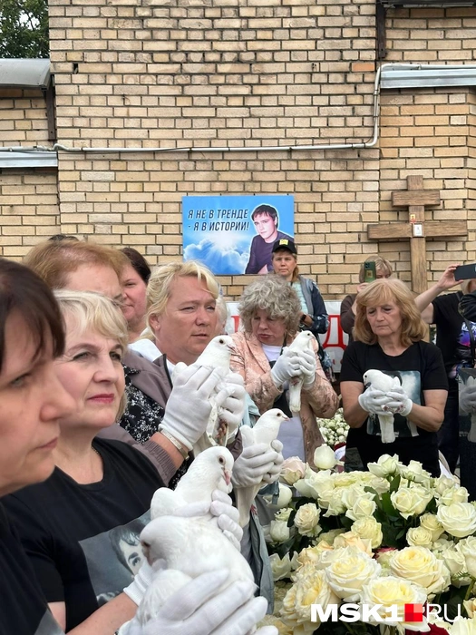 Поклонники Юрия Шатунова выпустили в небо белых голубей | Источник: Индира Лебедева / StarHit